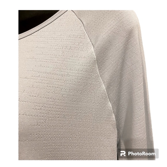 2/$30 UNDER ARMOUR Heat Gear Long Sleeves Top Thumbholes Scoop Back Light Gray - Picture 6 of 9
